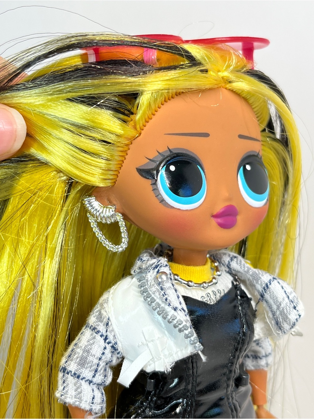 LOL Surprise OMG Fashion Doll Alt Grrrl Yellow & Black Hair Stand Outfit Brush - Picture 6 of 13